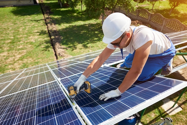 Installazione di un sistema di pannelli solari fotovoltaici stand-alone