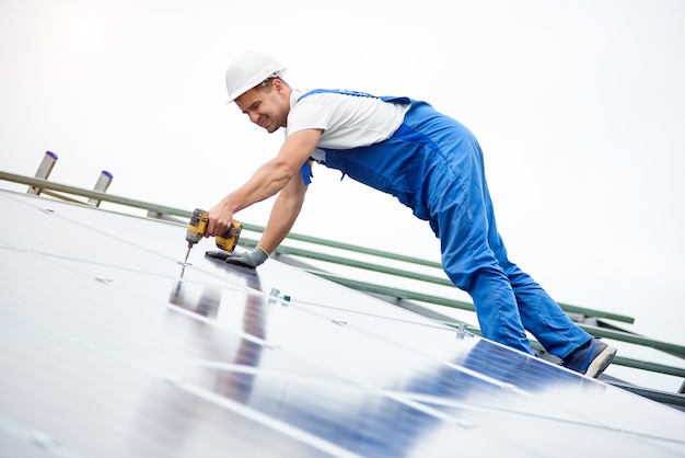 Installazione di un sistema di pannelli solari fotovoltaici stand-alone