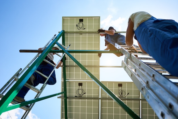 Installazione di un sistema di pannelli solari fotovoltaici stand-alone