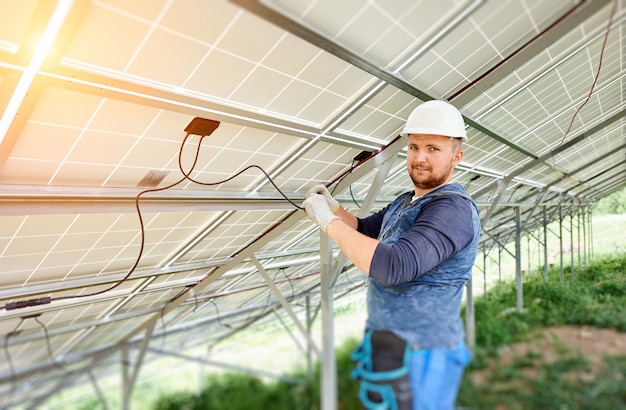 Installazione di un sistema di pannelli solari fotovoltaici stand-alone