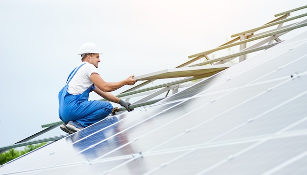 Installazione di un sistema di pannelli solari fotovoltaici stand-alone