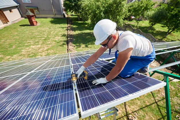 Installazione di un sistema di pannelli solari fotovoltaici stand-alone