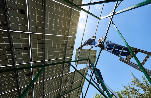 Installazione di un sistema di pannelli solari fotovoltaici stand-alone