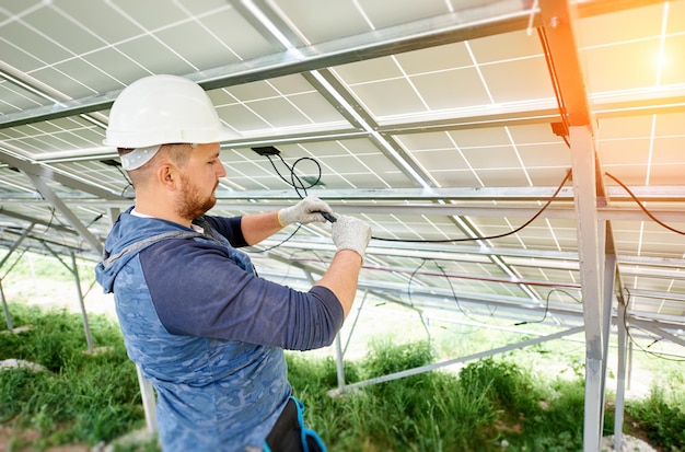 Installazione di un sistema di pannelli solari fotovoltaici stand-alone