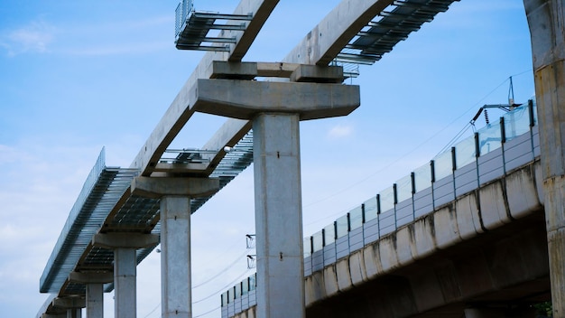 Installazione di un treno monorotaia sul suo binario sopraelevato su strada Sistema di trasporto ferroviario rapido attualmente in costruzione