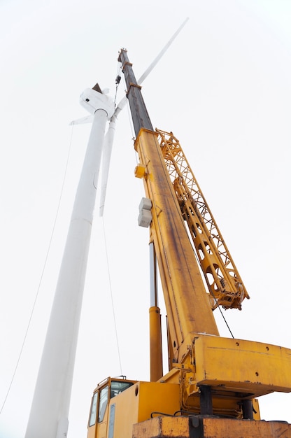 Installazione di una turbina eolica in inverno