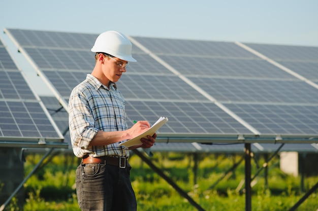 Installazione e cablaggio del sistema di pannelli solari fotovoltaici stand-alone Concetto di energia alternativa