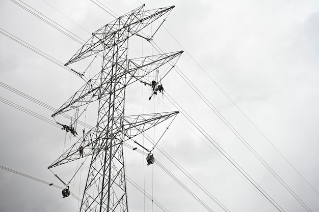 Installazione e montaggio di torri elettriche grattacieli