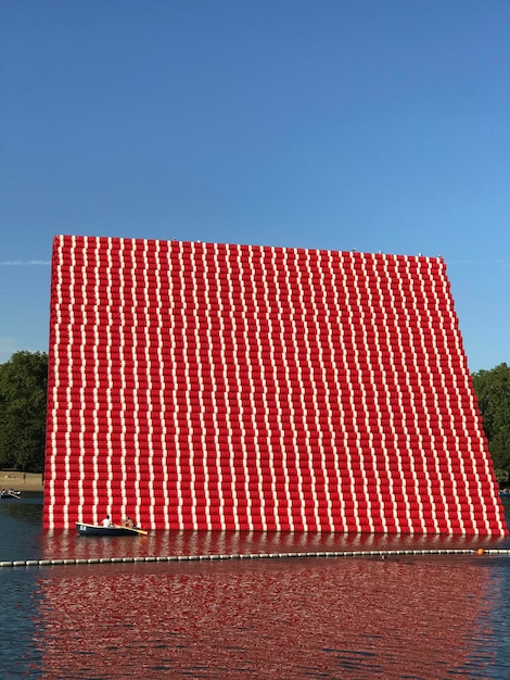 Installazione galleggiante rossa al lago Serpentine contro un cielo blu limpido