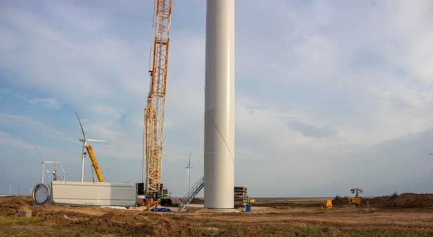 Installazione in cantiere di una turbina eolica di una gru per mulino a vento