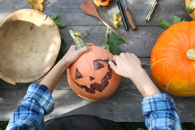 Intaglia le zucche per Halloween