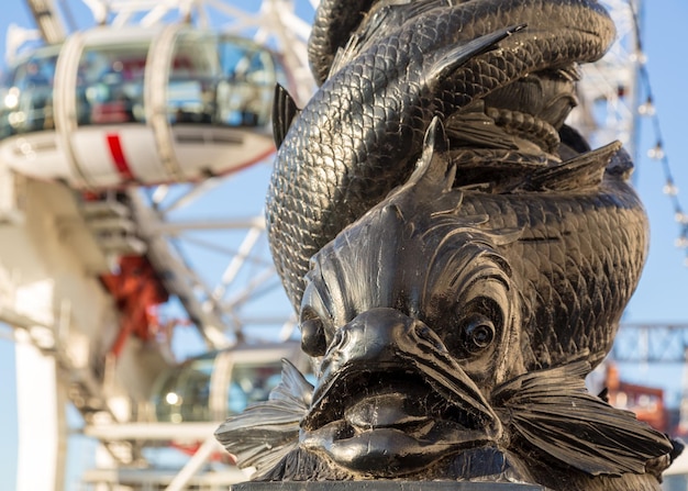 Intaglio di pesce sulla sponda del fiume di London Eye