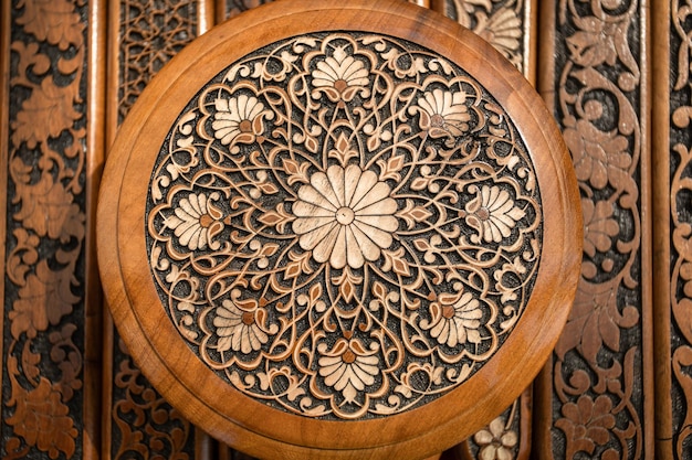 Intaglio floreale con calligrafia araba
