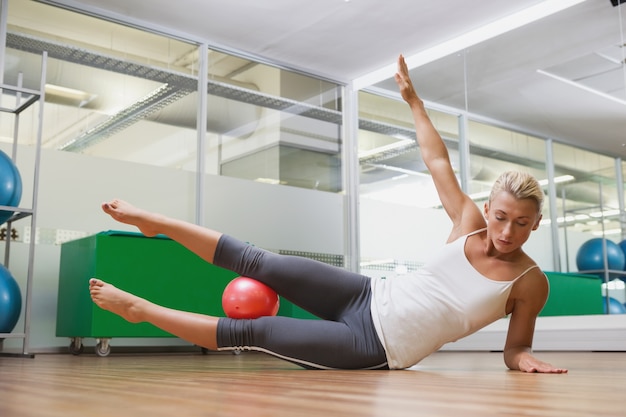 Integrale della donna che fa esercizio di forma fisica in palestra