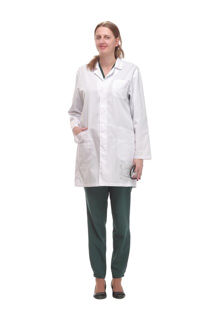 Integrale di un medico femminile in piedi su sfondo bianco isolato. Concetto sanitario e medico