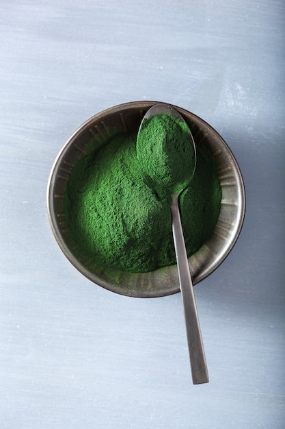 Integratore alimentare salutare con polvere di spirulina