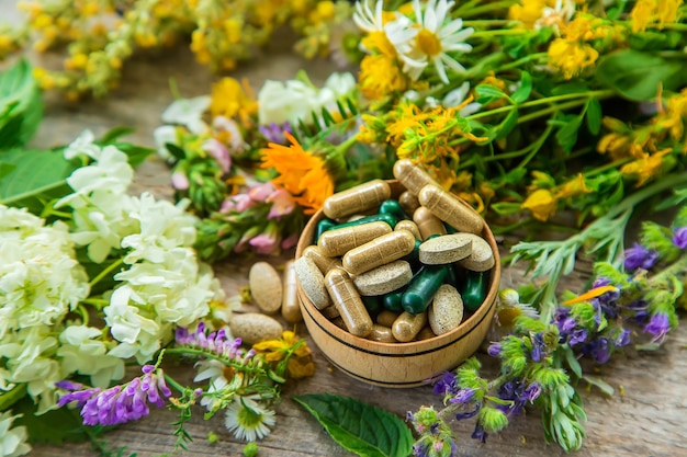 Integratori e vitamine con erbe officinali. Messa a fuoco selettiva. Natura.