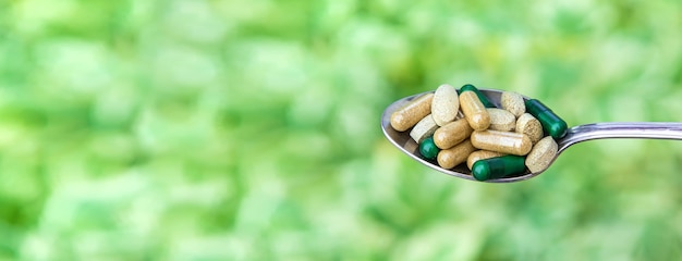 Integratori e vitamine con erbe officinali Messa a fuoco selettiva