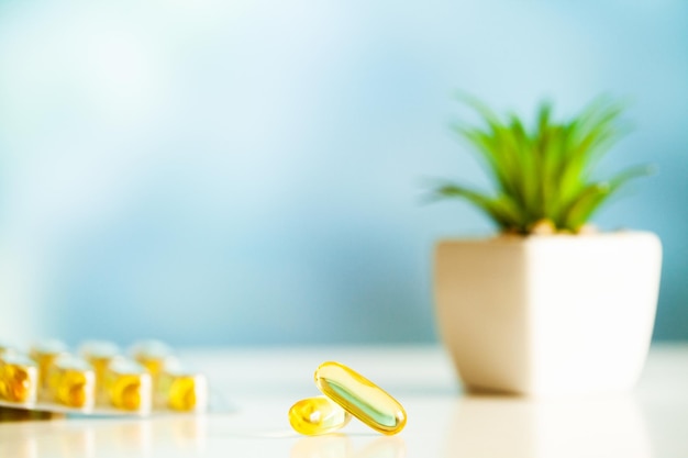 Integratori vitaminici, olio di pesce in capsule gialle omega 3.