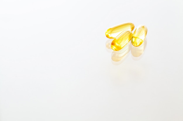 Integratori vitaminici, olio di pesce in capsule gialle omega 3.