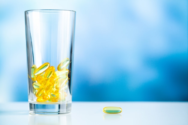 Integratori vitaminici, olio di pesce in capsule gialle omega 3.