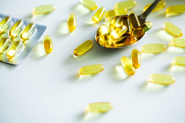 Integratori vitaminici, olio di pesce in capsule gialle omega 3.