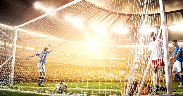 Intenso momento di calcio davanti alla porta dello stadio di calcio professionistico mentre splende il sole Lo stadio e il pubblico sono realizzati in 3D