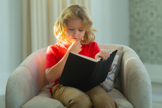 Interessante storia di libri per bambini bambino leggere il libro a casa