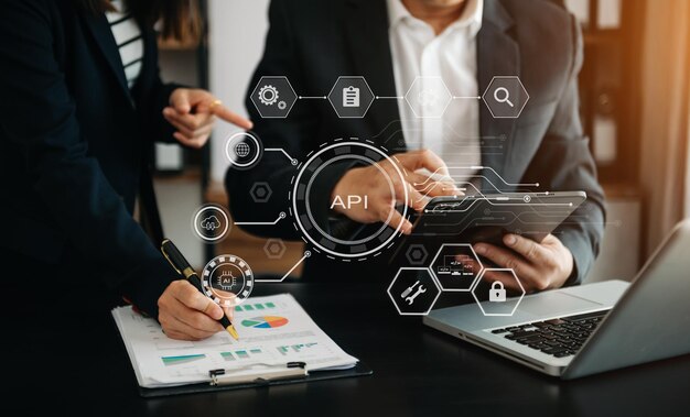 Interfaccia di programmazione dell'applicazione API donna che utilizza tablet portatile e smartphone con schermo virtuale Icona API Strumento di sviluppo software tecnologia moderna e concetto di rete xA