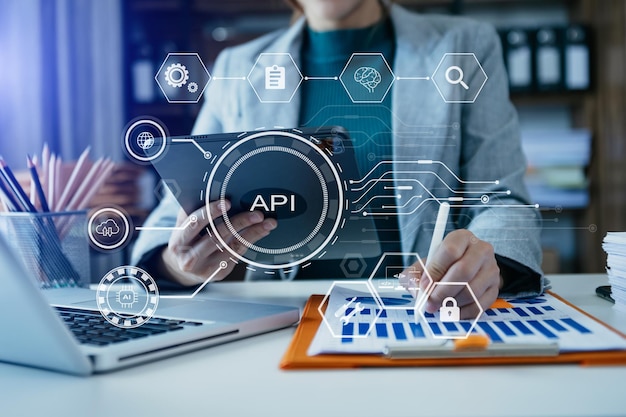 Interfaccia di programmazione dell'applicazione API donna che utilizza tablet portatile e smartphone con schermo virtuale Icona API Strumento di sviluppo software tecnologia moderna