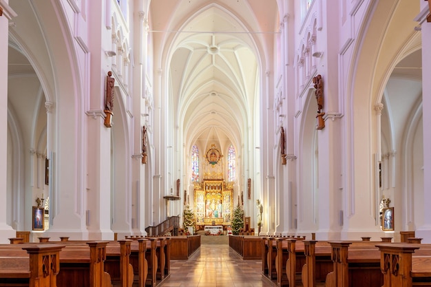 Interier della Basilica Arcicattedrale della Sacra Famiglia è una chiesa neogotica a tre navate a Czestochowa