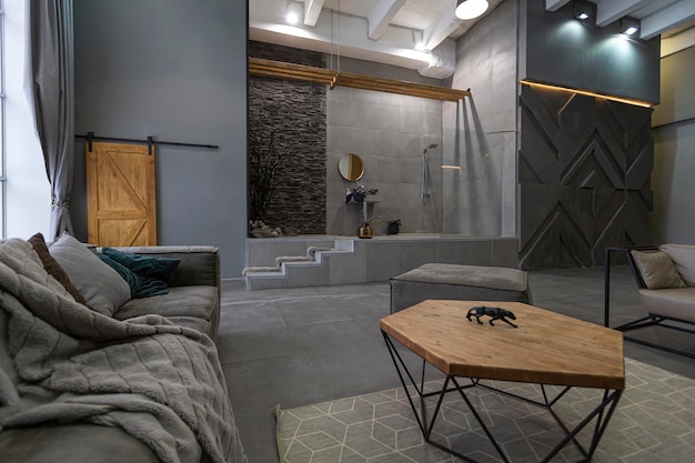 Interior design brutale e ultra trendy di un appartamento openspace con doccia aperta decorata con pietra grigia