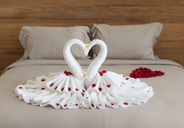 Interior design camera da letto con cigni dalla decorazione asciugamano sul letto