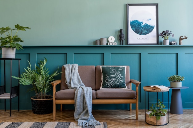 Interior design creativo e accogliente del soggiorno con cornice elegante divano piante mobili di design e accessori eleganti