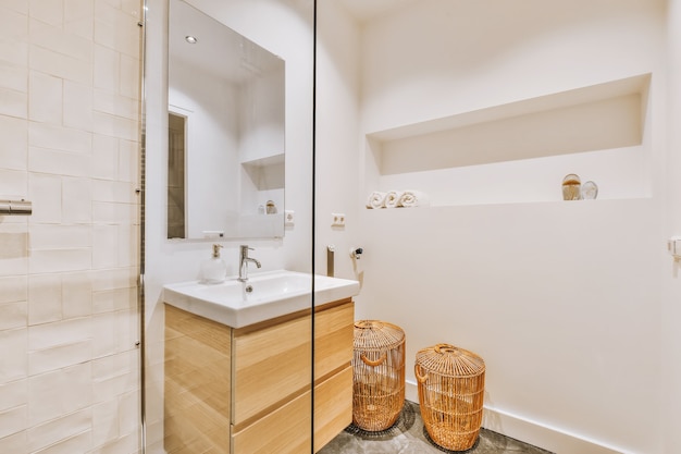 Interior design di lusso di un bagno con pareti in marmo