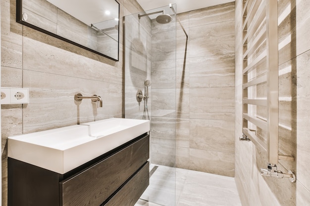 Interior design di lusso di un bagno con pareti in marmo