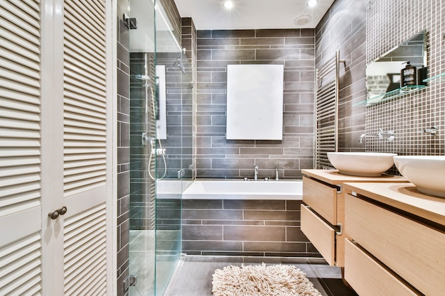 Interior design di lusso di un bagno con pareti in marmo