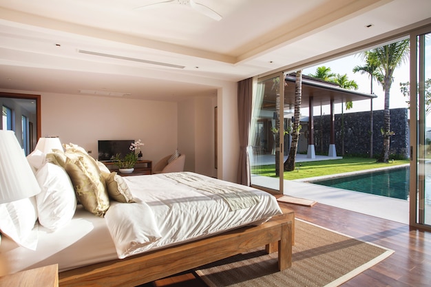 Interior design di lusso nella camera da letto della villa con piscina