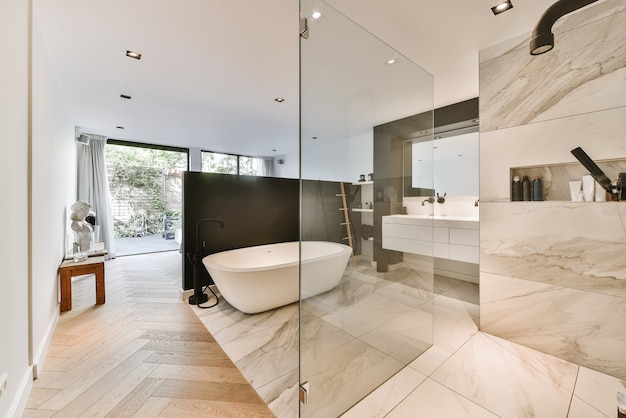 Interior design di un bagno bello ed elegante