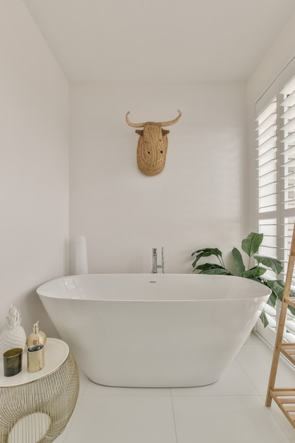 Interior design di un bagno bello ed elegante