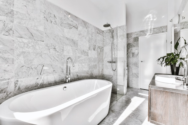 Interior design di un bagno bello ed elegante