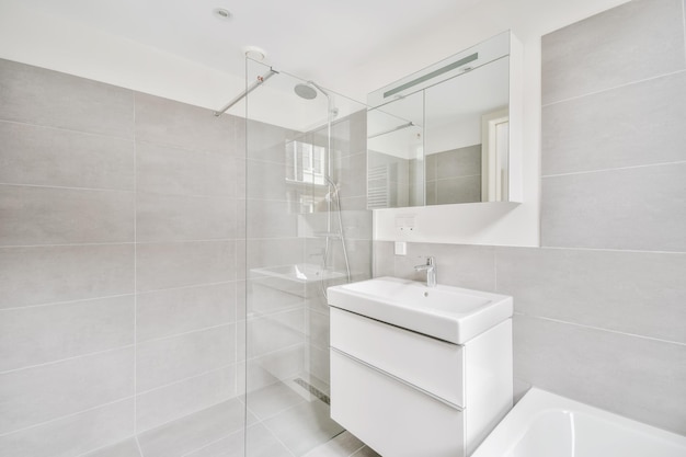 Interior design di un bagno moderno semplice
