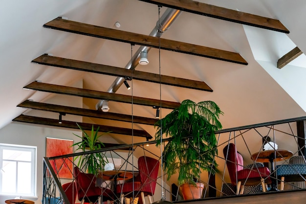 Interior design in un caffè Vista del soffitto nel ristorante Soffitti di design travi decorative in legno lampadari e lampade in metallo Tubo di ventilazione lungo il soffitto