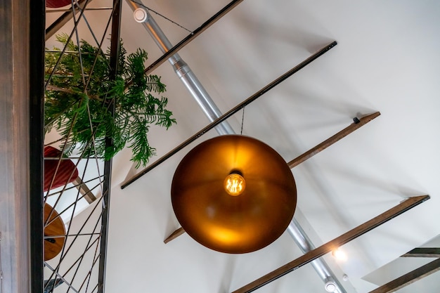 Interior design in un caffè Vista del soffitto nel ristorante Soffitti di design travi decorative in legno lampadari e lampade in metallo Tubo di ventilazione lungo il soffitto