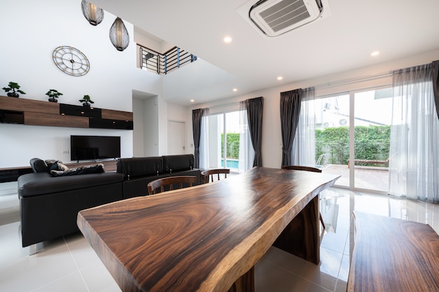 Interior design Moderno soggiorno con divano e mobili di una nuova casa