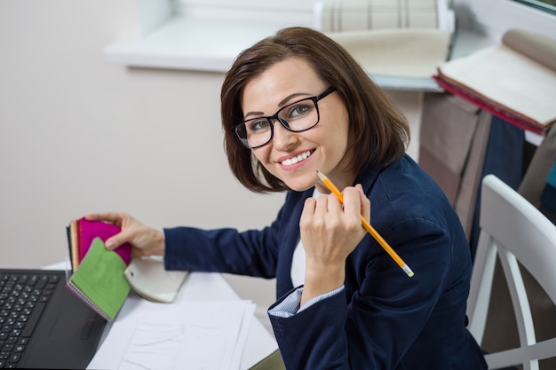 Interior designer sul posto di lavoro