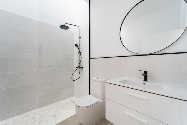 Interiore del bagno moderno con elementi in bianco e nero