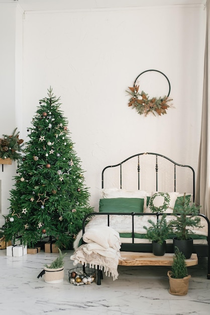 Interiore della camera da letto di Natale nei colori verde e bianco Un momento di casa accogliente Concetto di felice anno nuovo