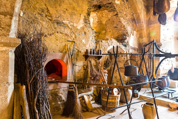 Interiore della cucina d'epoca nel vecchio castello, Europa. Architettura tradizionale europea, luoghi famosi per il turismo e i viaggi, cucina medievale