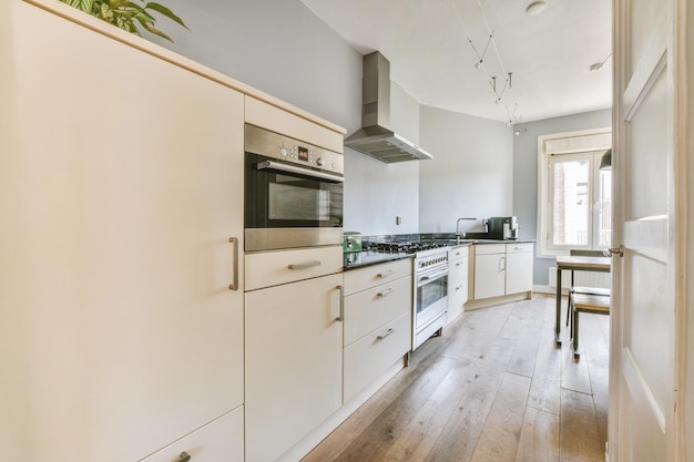 Interiore della cucina di casa in stile loft